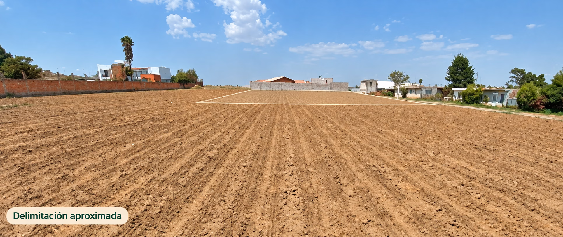 Vista frontal del terreno con delimitación aproximada